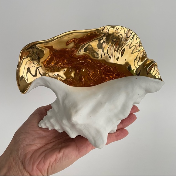 White Conch Shell with Gold Glaze Vase - Picture 2 of 16
